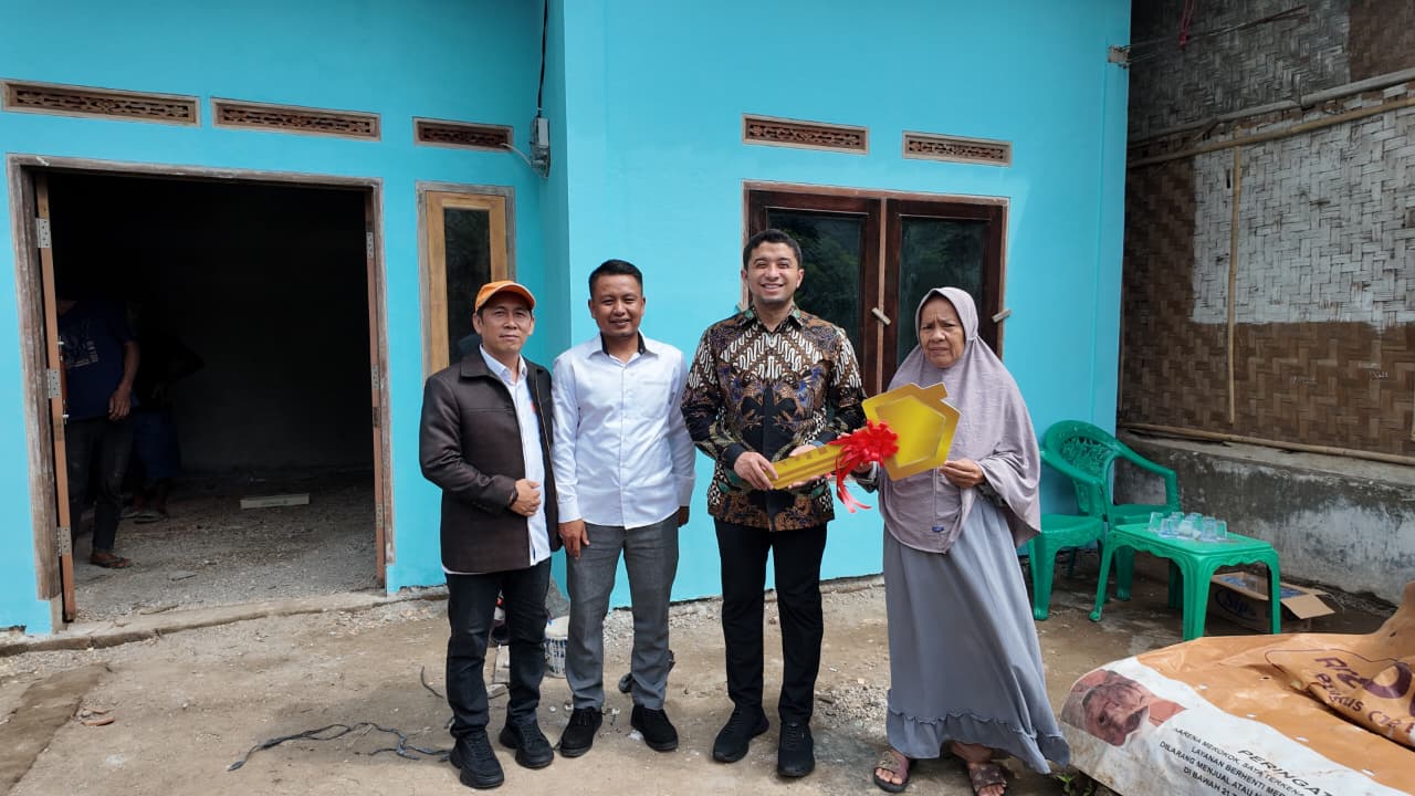 Serahkan Bantuan Stimulan di Desa Kemiri, Habib Idrus: Perbaikan Rumah Layak adalah Tanggung Jawab Negara