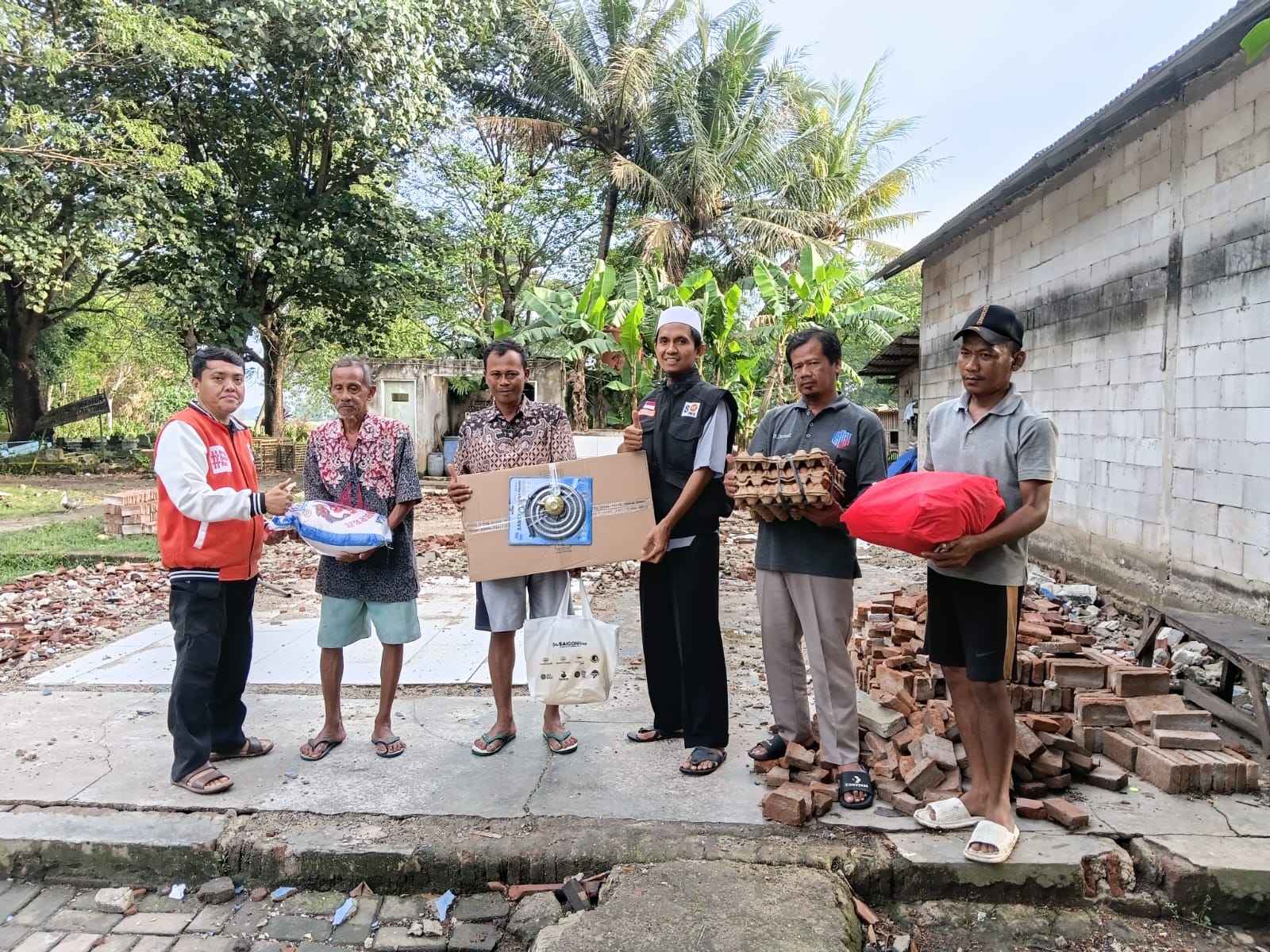 Habib Idrus Salurkan Bantuan Korban Rumah Ambruk di Kresek, Tangerang