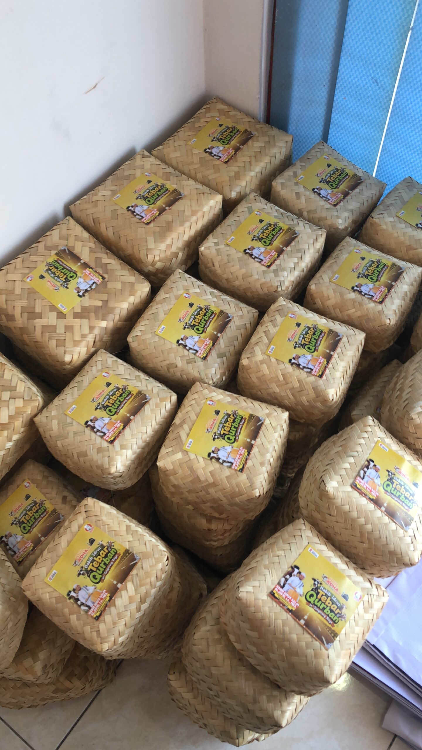 Habib Idrus Bagikan Daging Kurban dengan Besek Bambu, Dorong Gaya Hidup Ramah Lingkungan