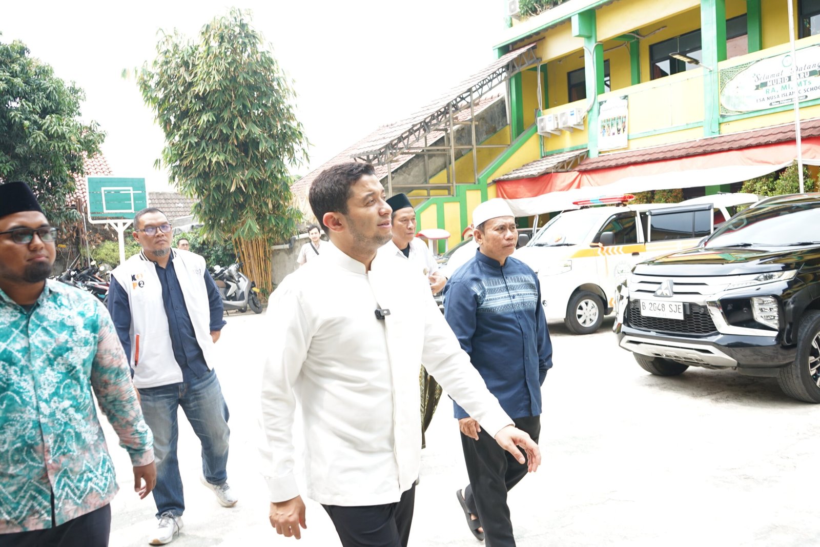 JAWAB ASPIRASI WARGA BINONG, HABIB IDRUS SERAHKAN AMBULANS KE YAYASAN ESA NUSA 1926