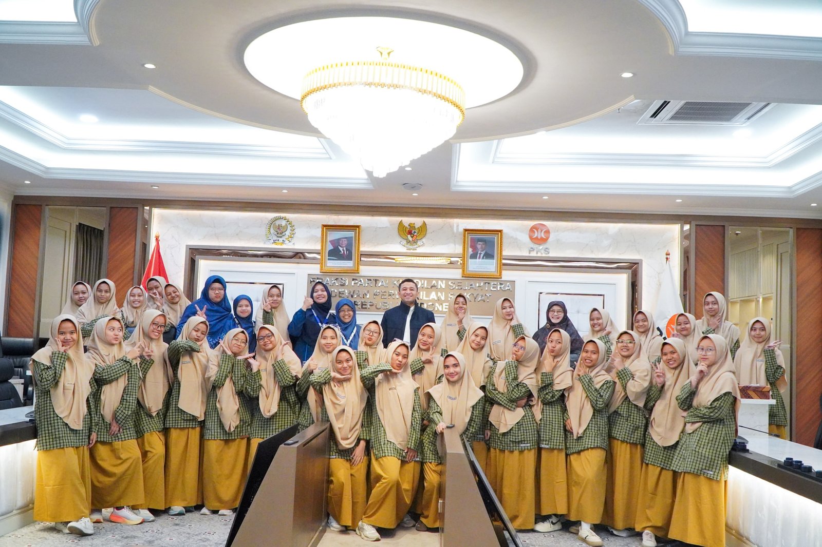 Habib Idrus Ajak Siswa SMA IT Darul Quran Pahami Fungsi Parlemen dan Rawat Hafalan Al-Qur’an